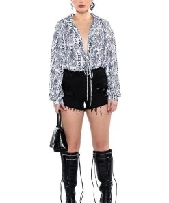 BELLA VITA DISTRESSED DENIM SHORT -akira shop bella vita distressed denim short black denim 3 3 c1